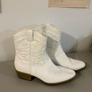 Supper cute worn a few times white boots.